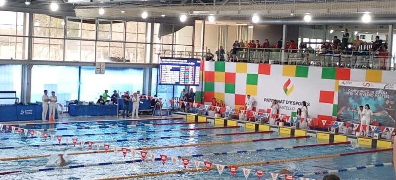 campeonato de natación máster con bañadores técnicos fast en competición