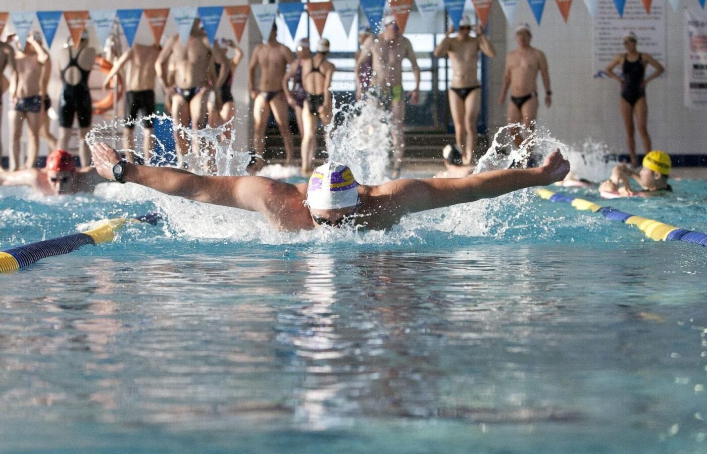 entrenamiento de natación máster con nadadores en piscina y sensación de comparación en el grupo