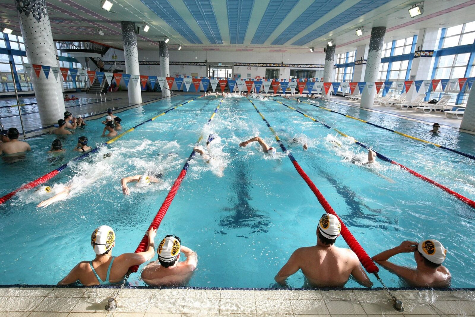 Trabajo en equipo en natación experiencia en equipo de natación motivación y unión